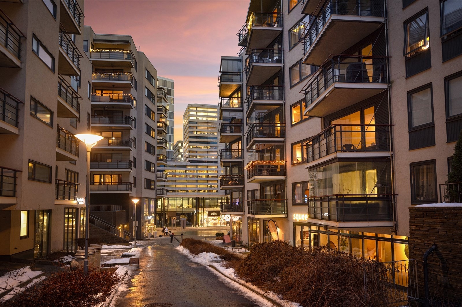 Leiligheten har en meget sentral og attraktiv beliggenhet på Sjølyststranda, mellom Frognerkilen og Bestumkilen. Galleribilde