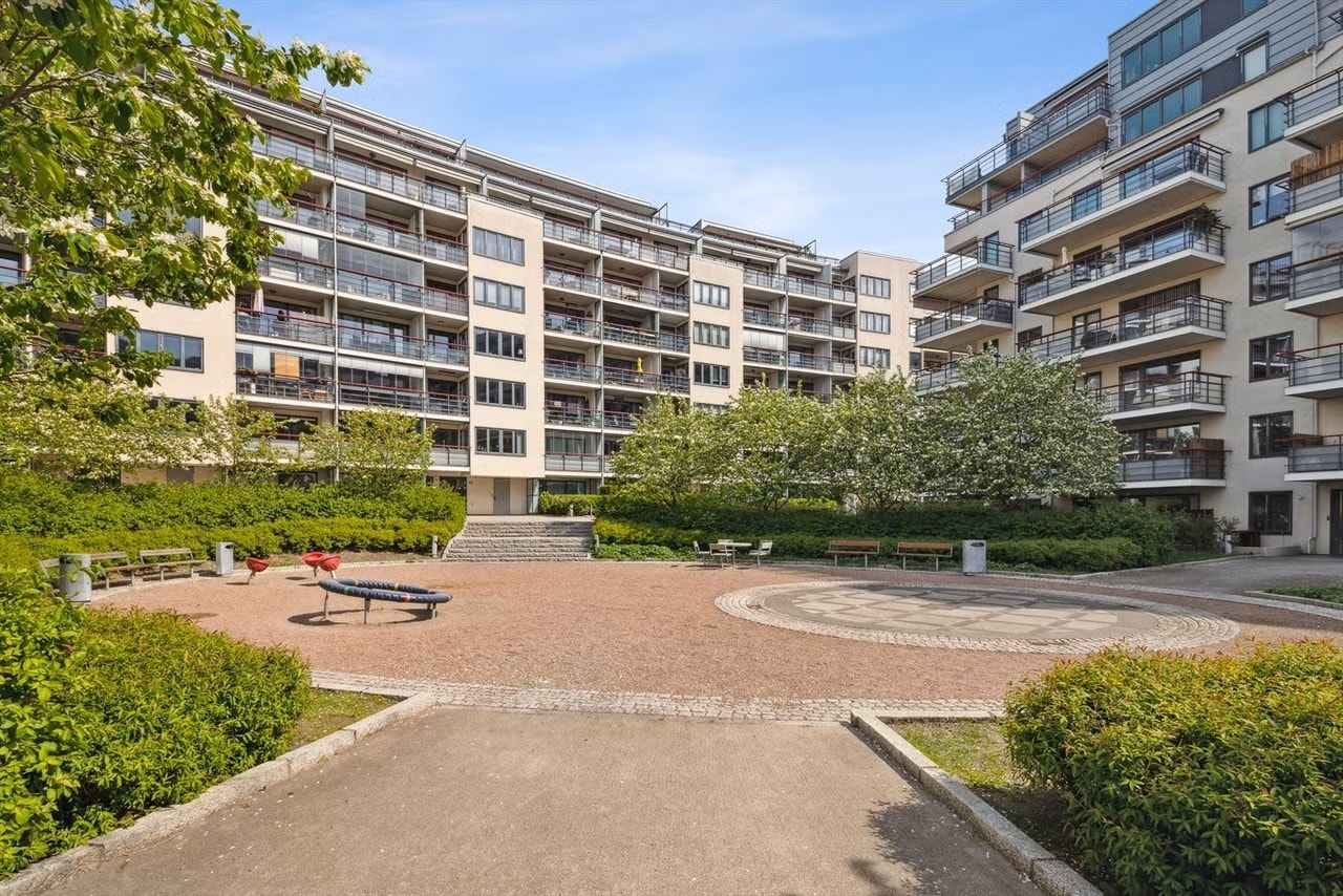 Meget pent opparbeidet fellesarealer med lekeområder, fontene, beplantning, sittegrupper og asfalterte internveier gjør dette til et innbydende uteområde. Galleribilde