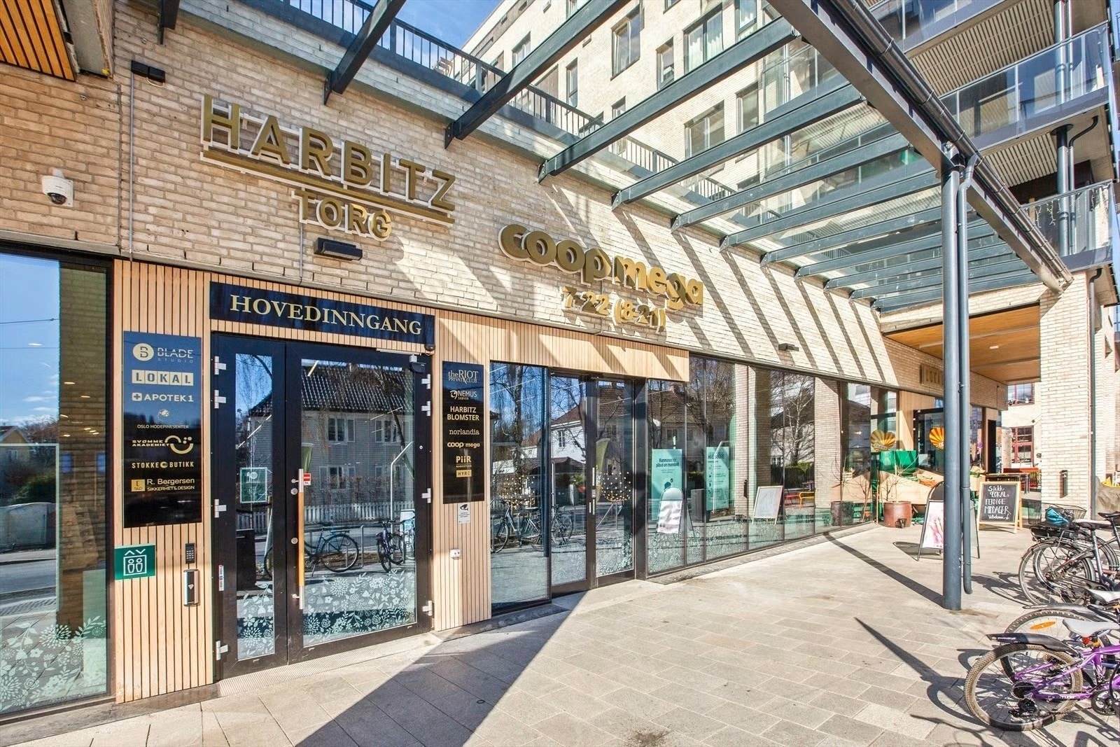 Kort avstand til Harbitz Torg som tilbyr flotte servicefasiliteter. Stor Coop-Mega matbutikk, apotek, kulturhus, utested og møteplass. Galleribilde