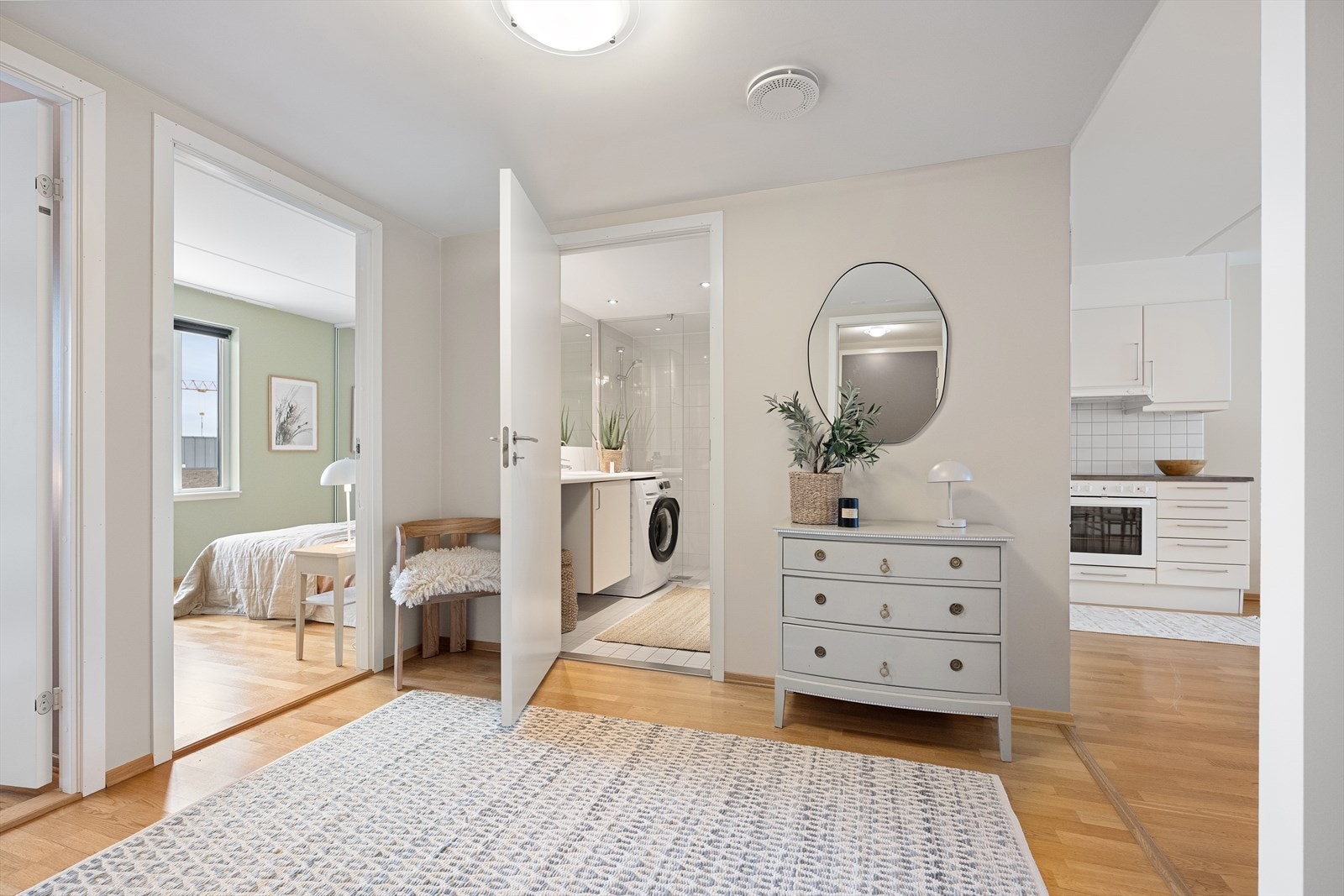 Fra gangen er det adkomst til alle boligens rom. Her er det plass til øvrige møblement. Galleribilde