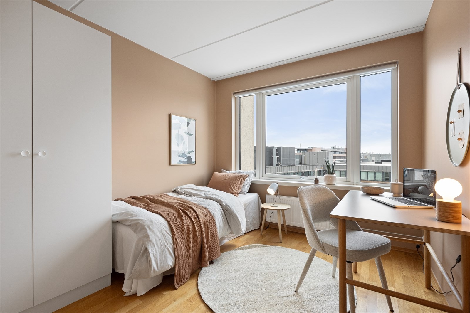 Rommet er av god størrelse med plass til dobbeltseng, garderobeskap, samt tilhørende møblement. Soverommet passer utmerket som barnerom. Galleribilde