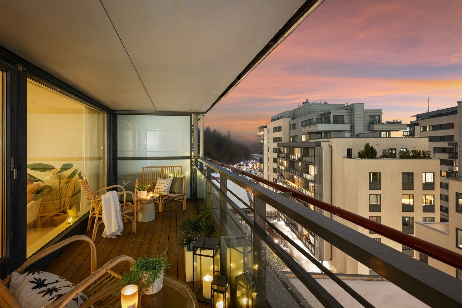 Balkongen er stor og luftig med god plass til trivelig møblement. Galleribilde