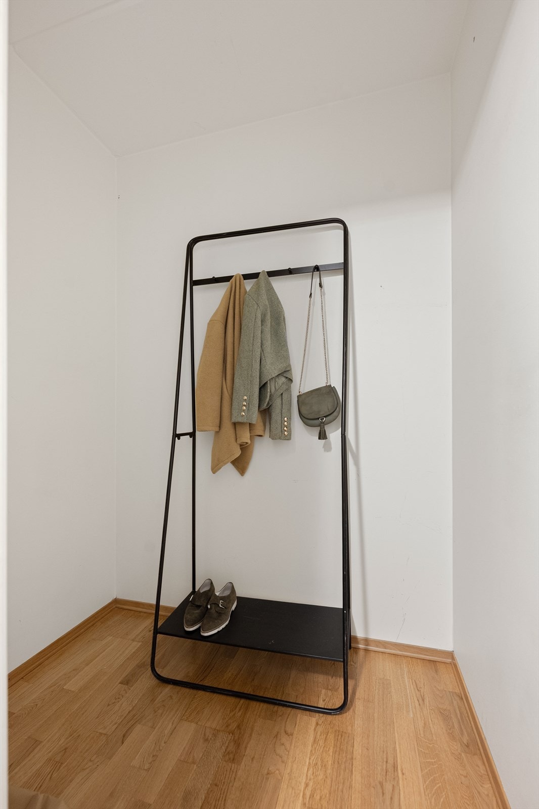 I forbindelse med entréen er det en praktisk bod. Her er det muligheter for oppbevaring. Galleribilde