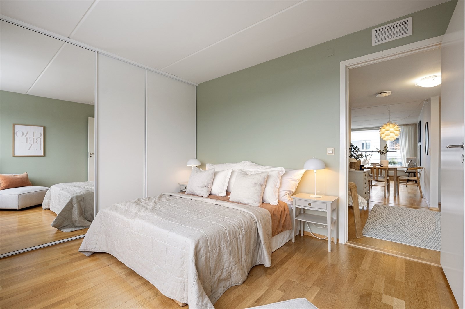 Boligen hovedsoverom er av god størrelse med plass til dobbeltseng, tilhørende møblement samt en stor skyvedørsgarderobe. Galleribilde