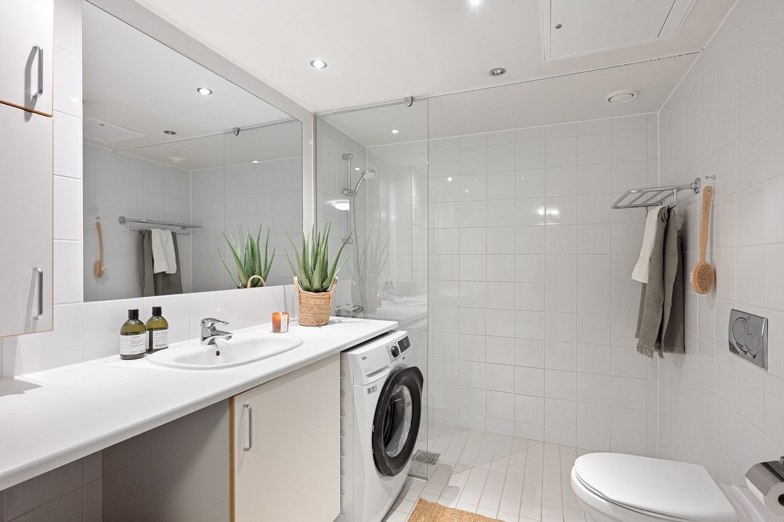 Baderommet er flislagt med varmekabler i gulv. Det er gode muligheter til oppbevaring i benkeskap og veggskap. Galleribilde