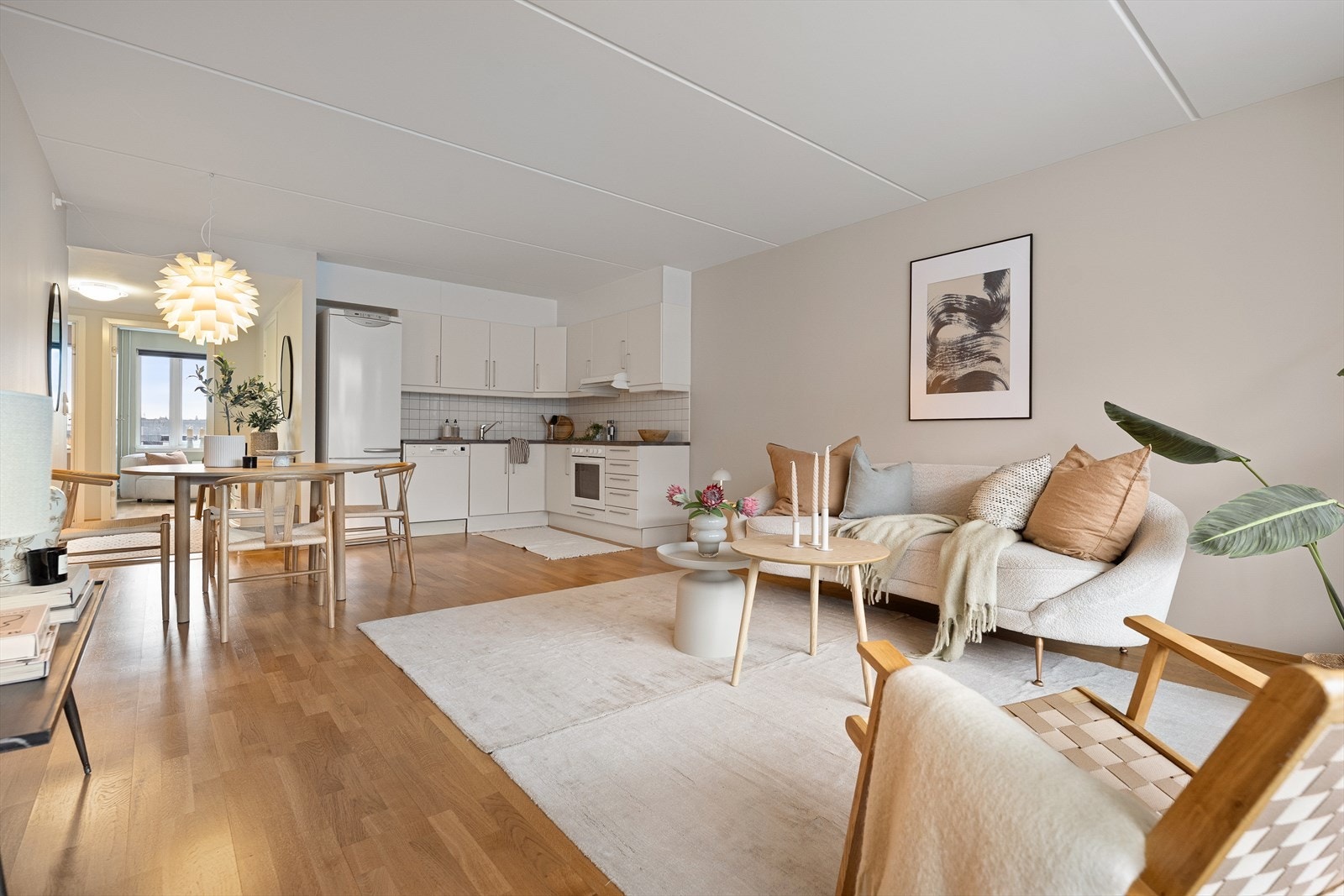 Boligens oppholdsrom blir sosialt med åpen stue/kjøkken løsning. Galleribilde