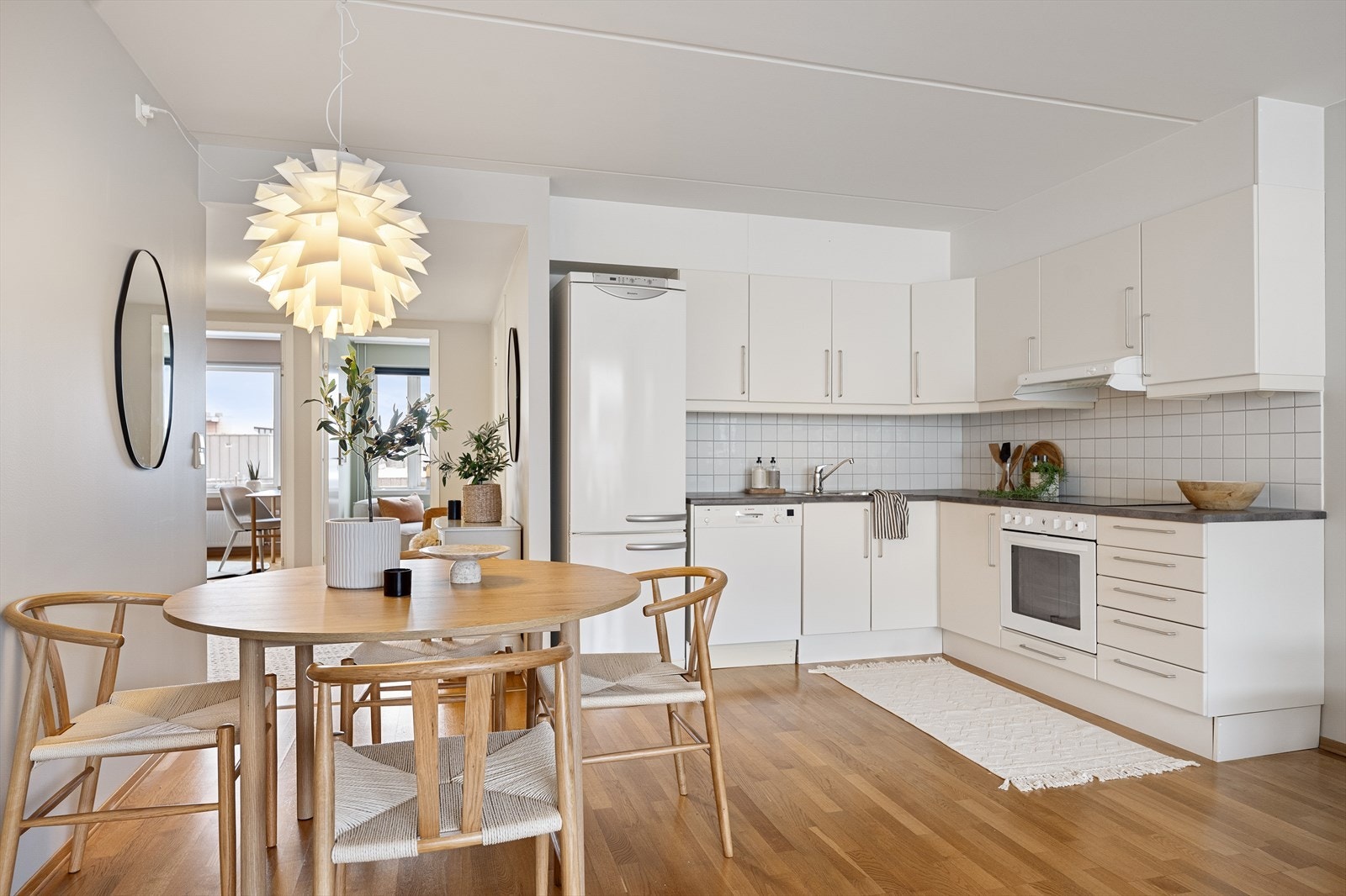 Det er Sigdal kjøkkeninnredning fra 2005 med glatte fronter og laminat benkeplate med nedfelt kum i rustfritt stål. Galleribilde