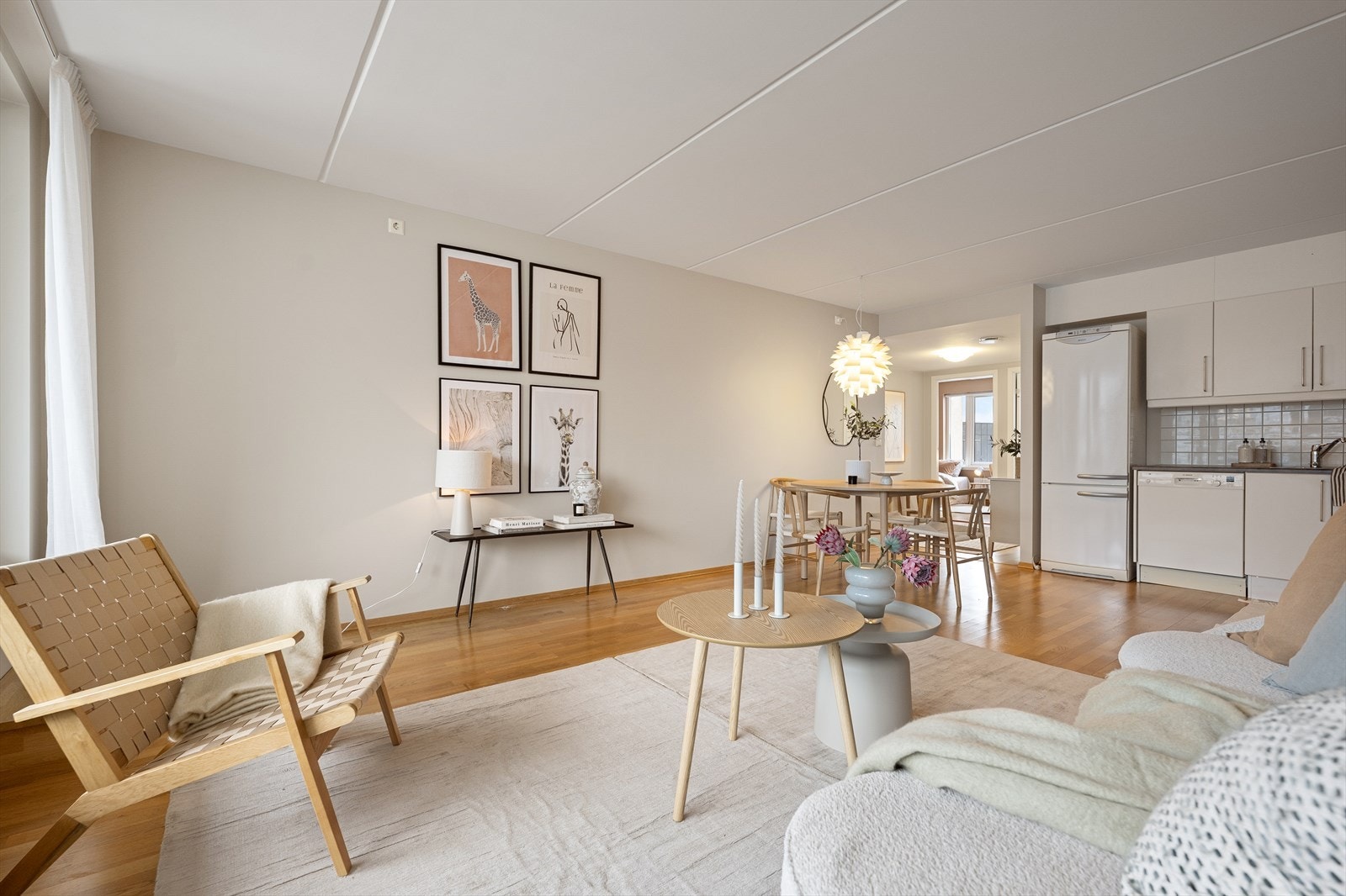 I stuen er det plass til en trivelig sittegruppe med tilhørende møblement, samt en spisegruppe. Galleribilde