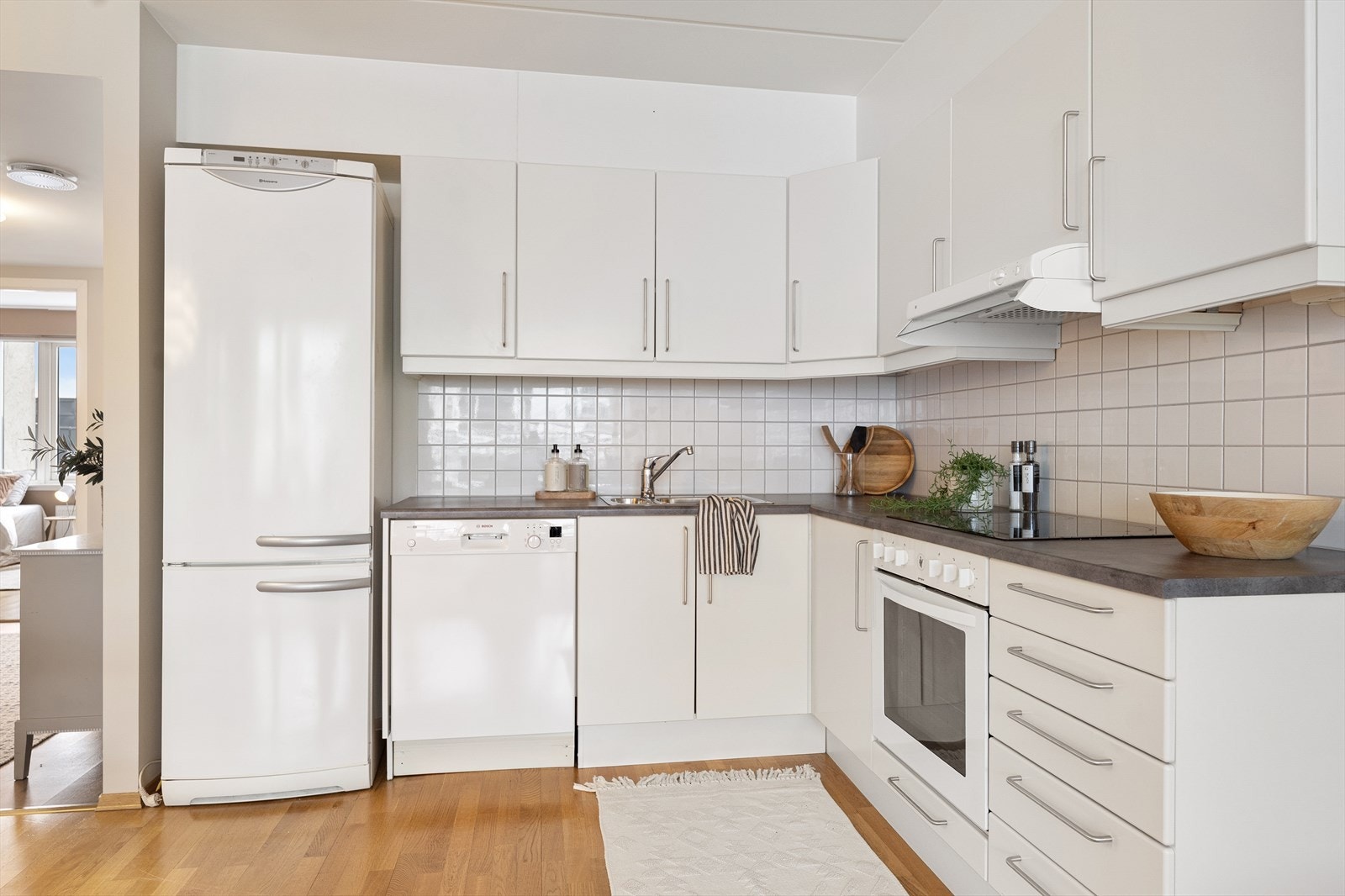 Kjøkkenet er praktisk med mye skap- og benkeplass. Stekeovn og platetopp er integrert i innredningen. Det er opplegg for oppvaskmaskin. Galleribilde