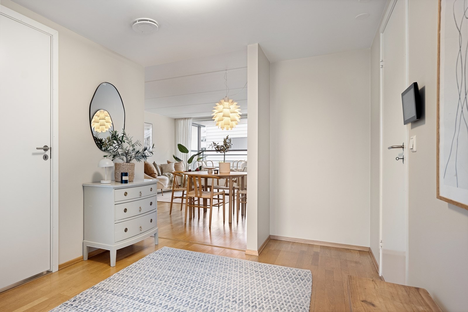 Det er parkett på gulv og et lyst fargevalg på vegger. Dette er gjennomgående for boligens øvrige rom. Galleribilde