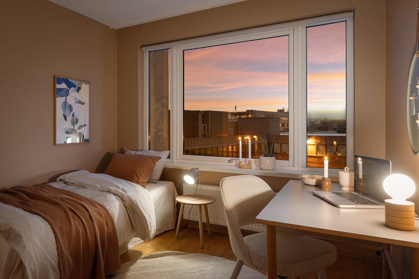 Boligens andre soverom er lyst og lufting med mye naturlig lys fra store vindusflater. Galleribilde