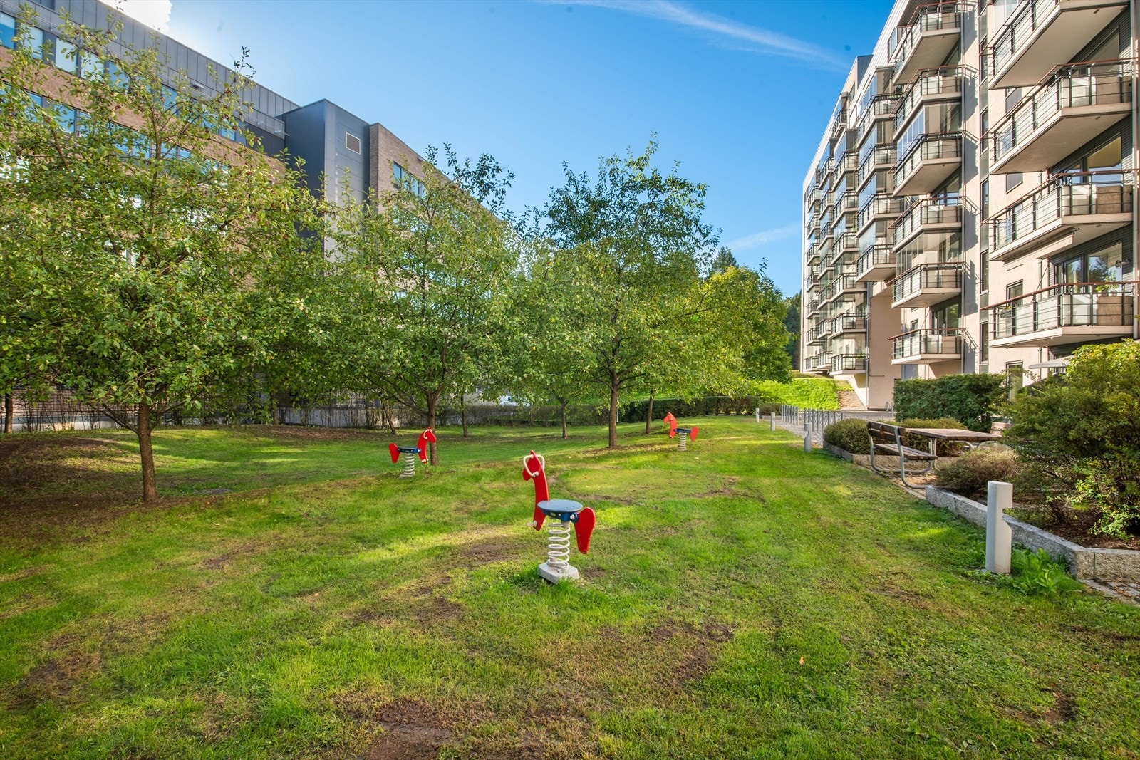 Sameiet har flotte felles grøntarealer. Galleribilde