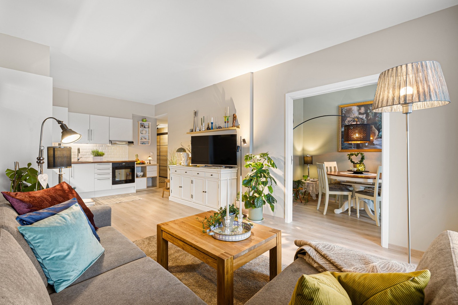 Fra stue har du åpen løsning inn til oppholdsrom/soverom på 11 kvm. Galleribilde