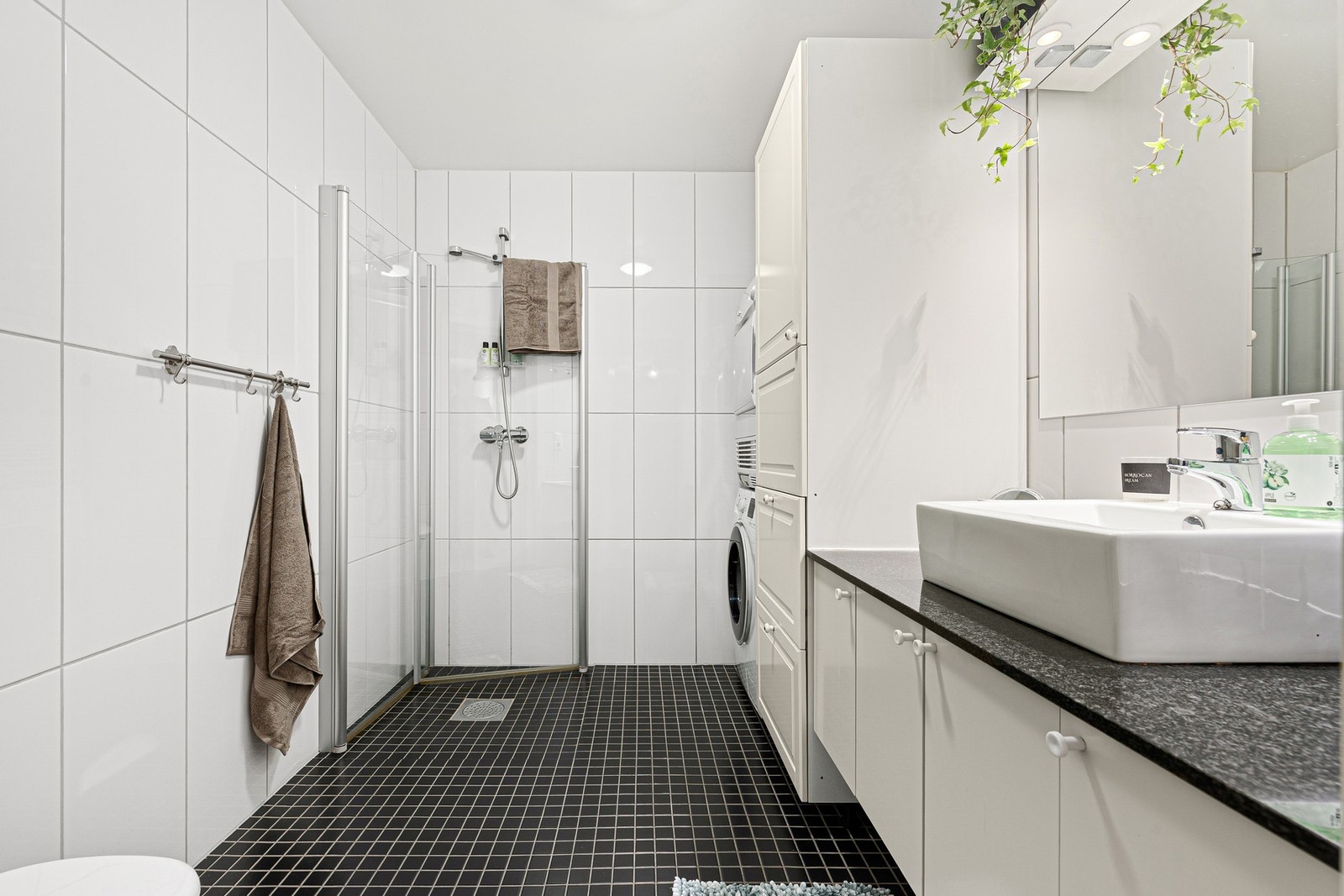 Helfliset bad på 5,5 kvm med gulvvarme. Galleribilde