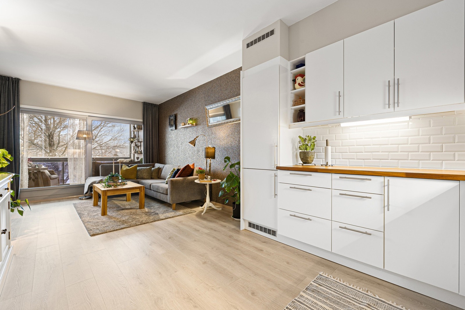 Lyst og moderne kjøkken med glatte kjøkkenfronter. Galleribilde