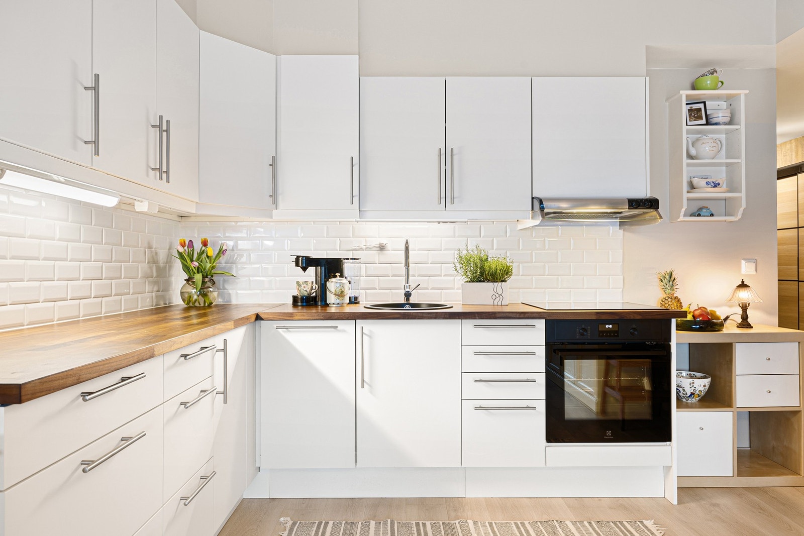 Innredning med mekanisk avtrekksvifte over stekesonen. Det er integrert oppvaskmaskin, platetopp, stekovn og kjøl/fryseskap. Galleribilde