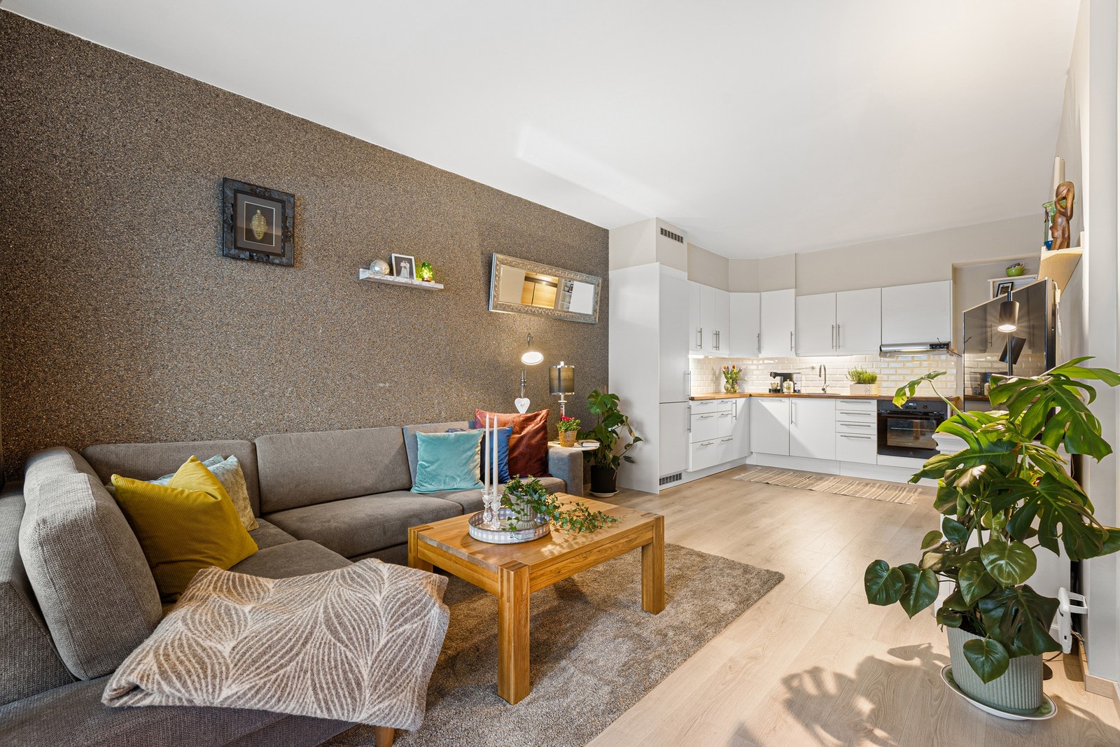 Nytt moderne laminat på gulv og nymalte overflater. Galleribilde