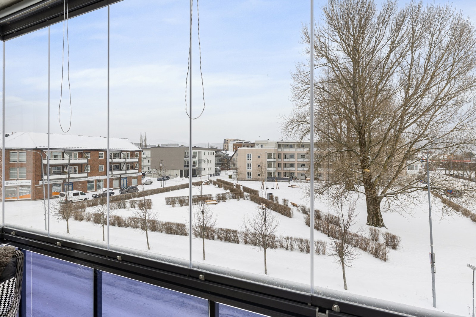 Leiligheten har en sentral beliggenhet i et etablert boligområde i Stjørdal, med kort gangavstand til butikker, servicetilbud og kollektivtransport. Galleribilde
