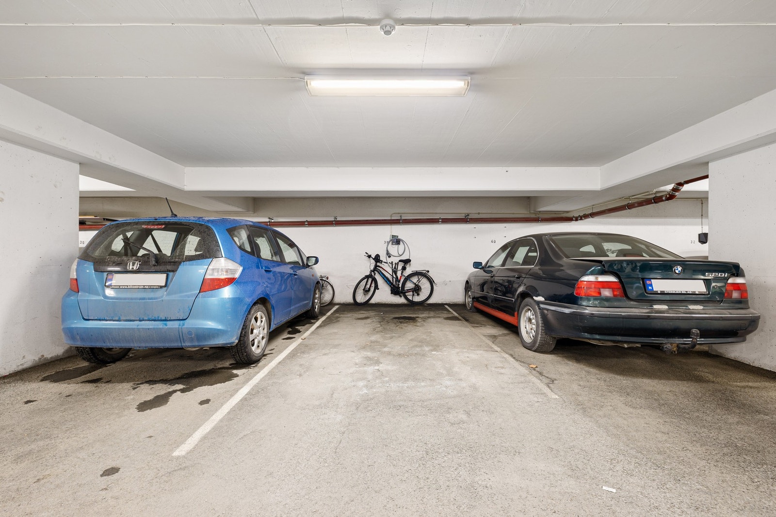 Parkeringsplass og sportsbod i parkeringskjeller. Galleribilde