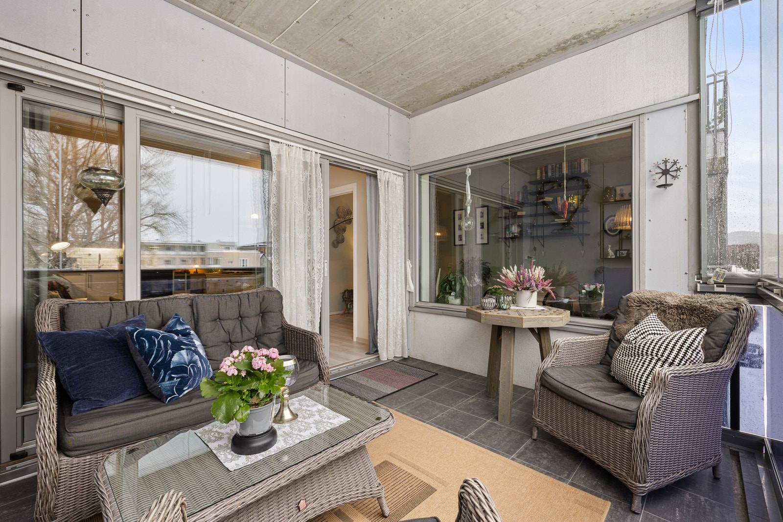 Fra stue har du utgang til innglasset balkong på 10 kvm. Galleribilde