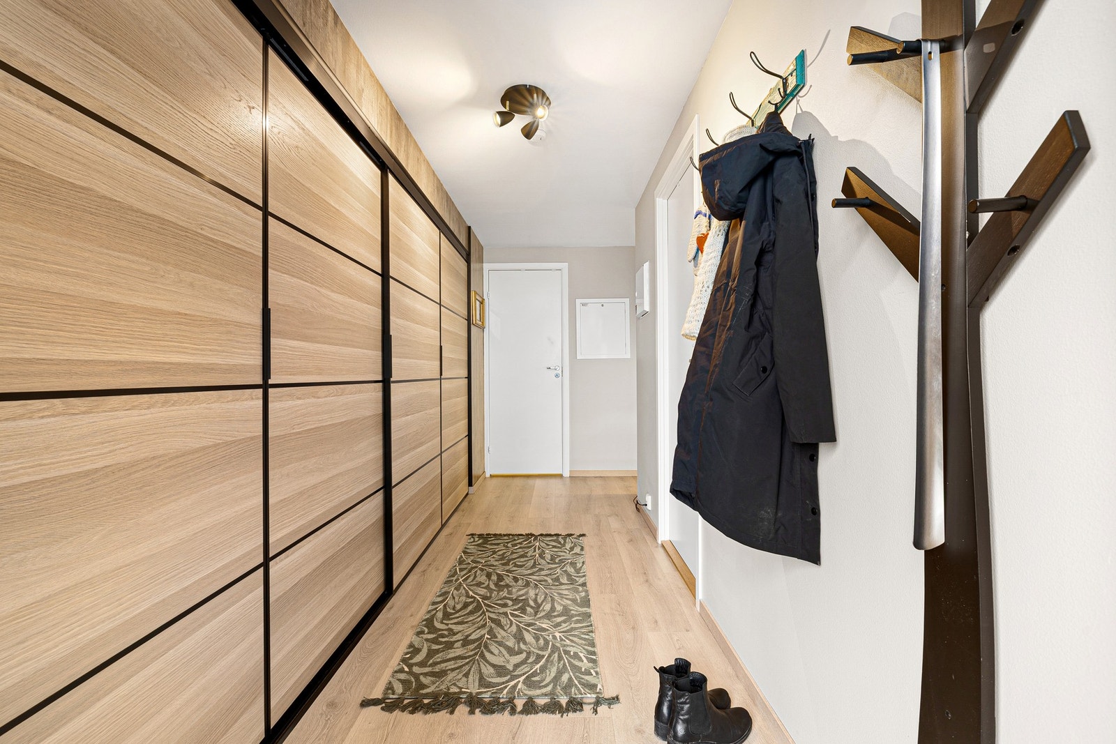 Gang på 9,5 kvm med god lagringsplass i integrert skyvedørsskap. Galleribilde