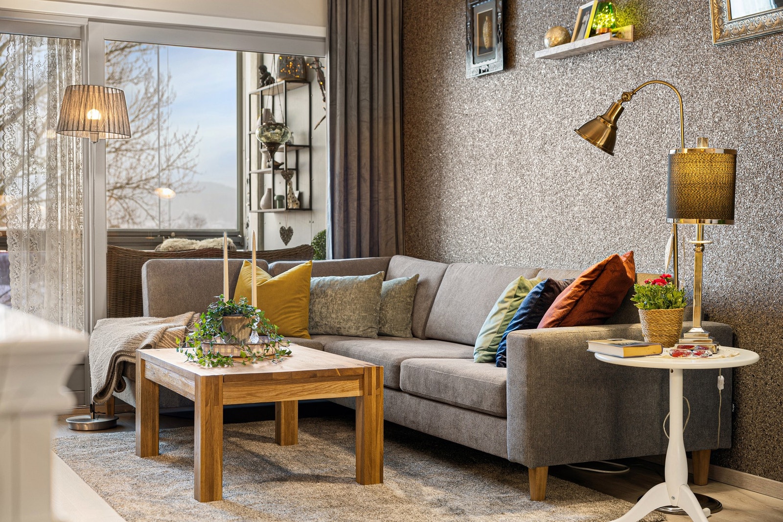 Åpen og arealeffektiv stue/kjøkken løsning på 24 kvm. Galleribilde