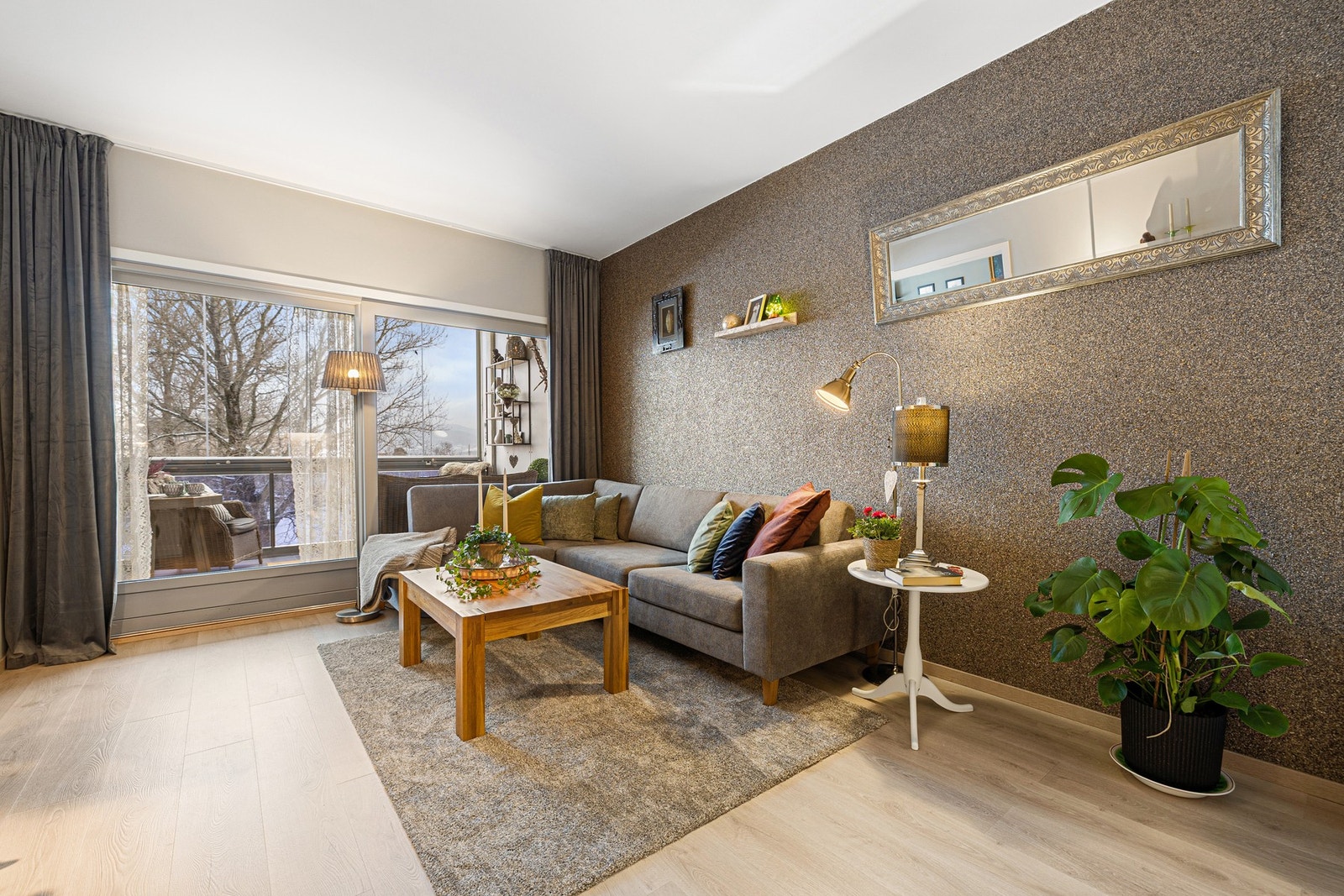 Fra stue har du utgang til innglasset balkong. Galleribilde