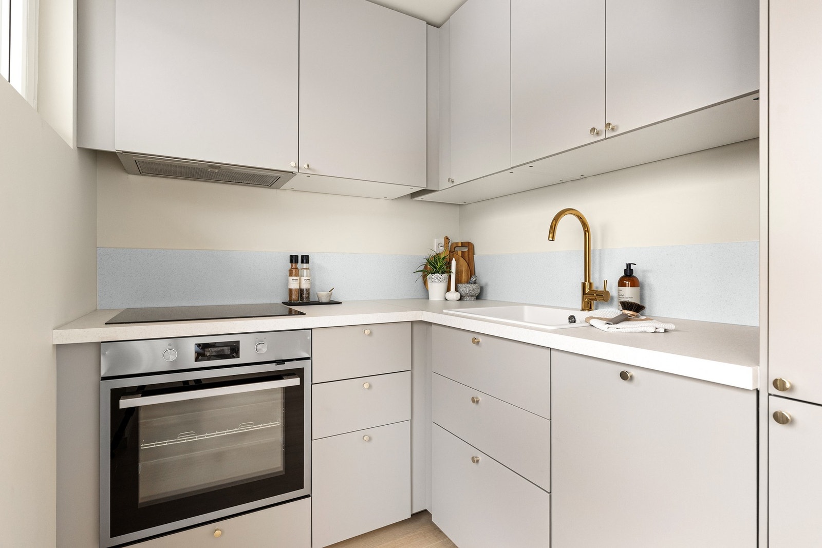 - Moderne og smakfullt kjøkken med innredning fra IKEA | Alt av det elektriske og rør er skiftet i forbindelse med oppussingen - Galleribilde