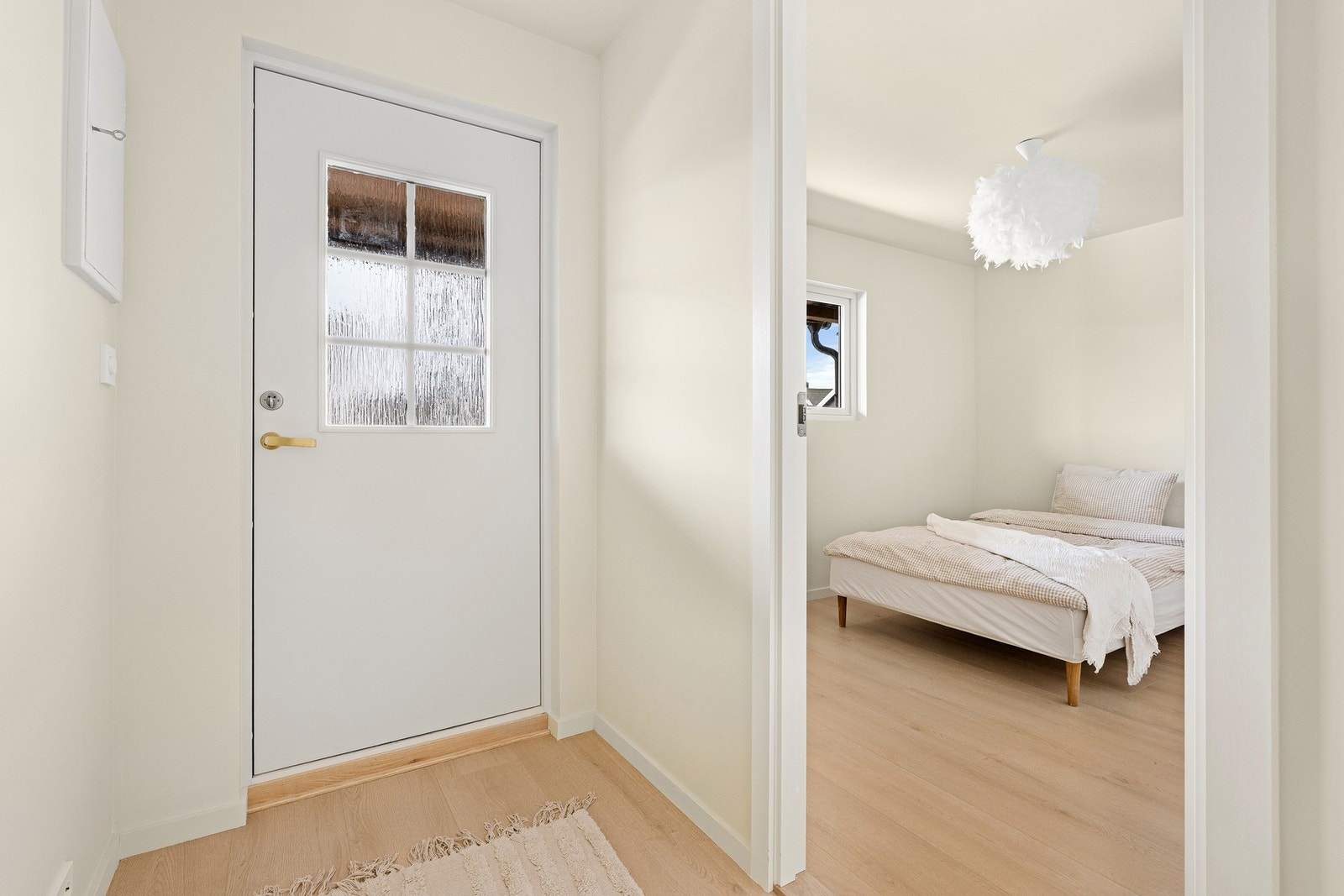 - Velkommen inn | Innbydende gang med nye gulv og slette overflater som gir et godt førsteinntrykk - Galleribilde