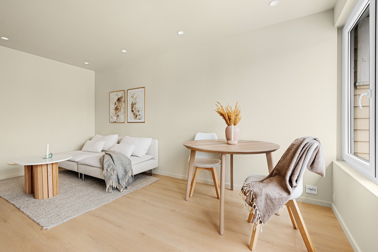 - Plass til sofagruppe og tilhørende møbler | Alle overflater er malt i moderne fargevalg - Galleribilde