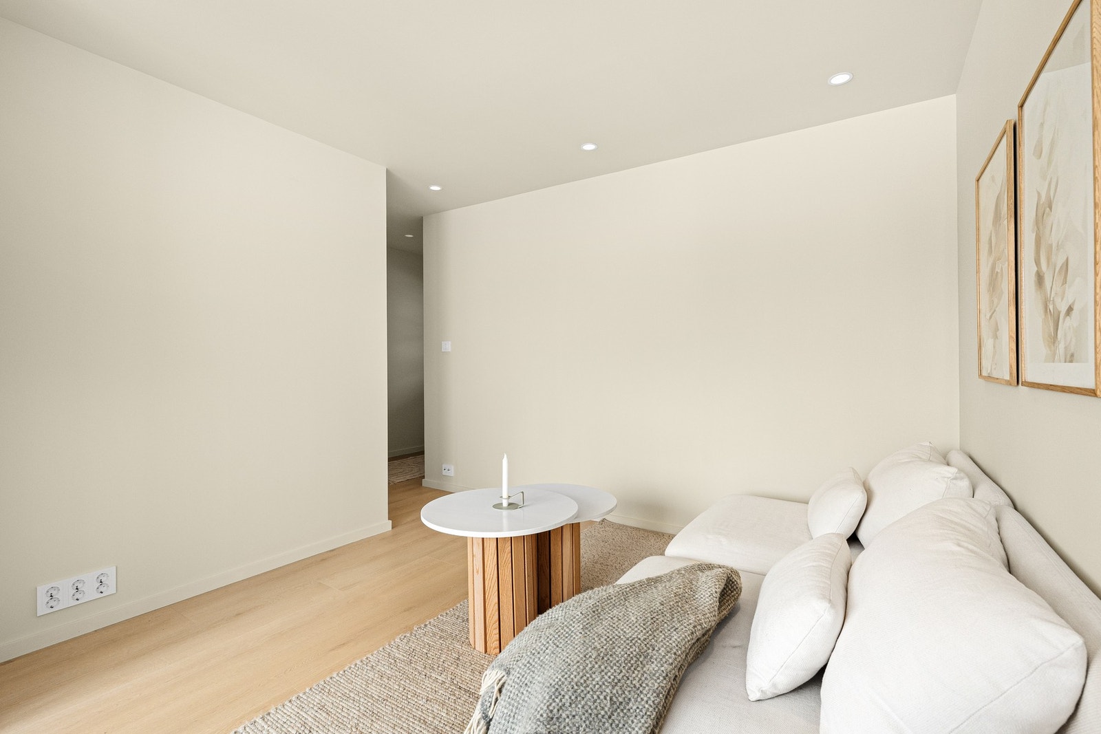 - Fin TV-krok | TV kan henges på vegg eller praktisk med en TV-benk også - Galleribilde