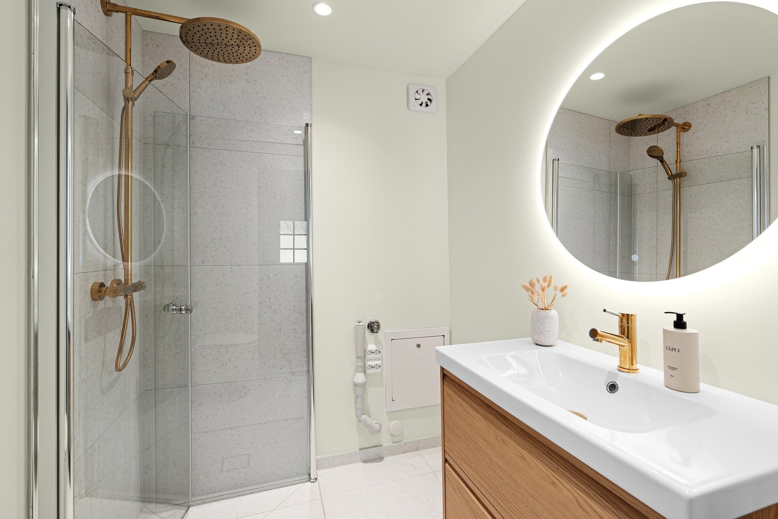 - Stilrent og totalrenovert bad med flotte materialvalg | Smart og praktisk opplegg for vaskemaskin i hjørnet - Galleribilde