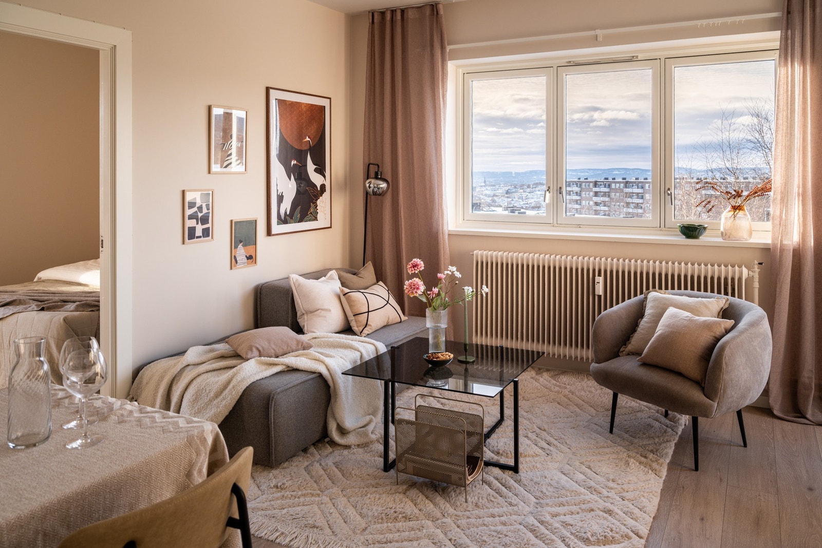 Lys og innbydende stue med store vindusflater som gir godt med naturlig lys til rommet. Galleribilde