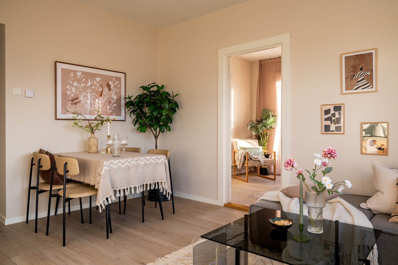 Naturlig sone for spisebord i stuen. Galleribilde