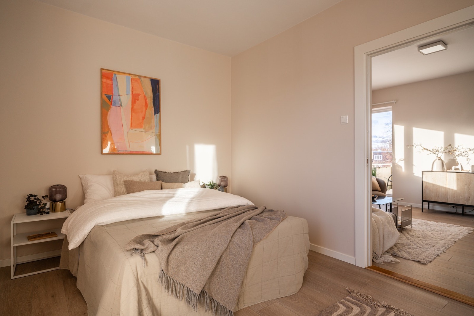 Det er god plass til dobbeltseng og nattbord. Galleribilde