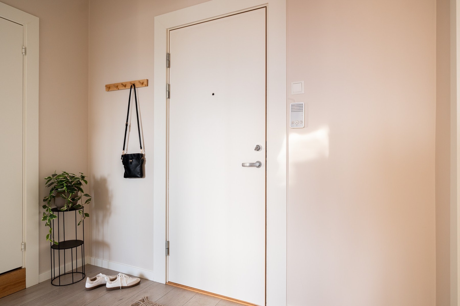 Det er plass for å henge fra seg yttertøy i entréen. Galleribilde