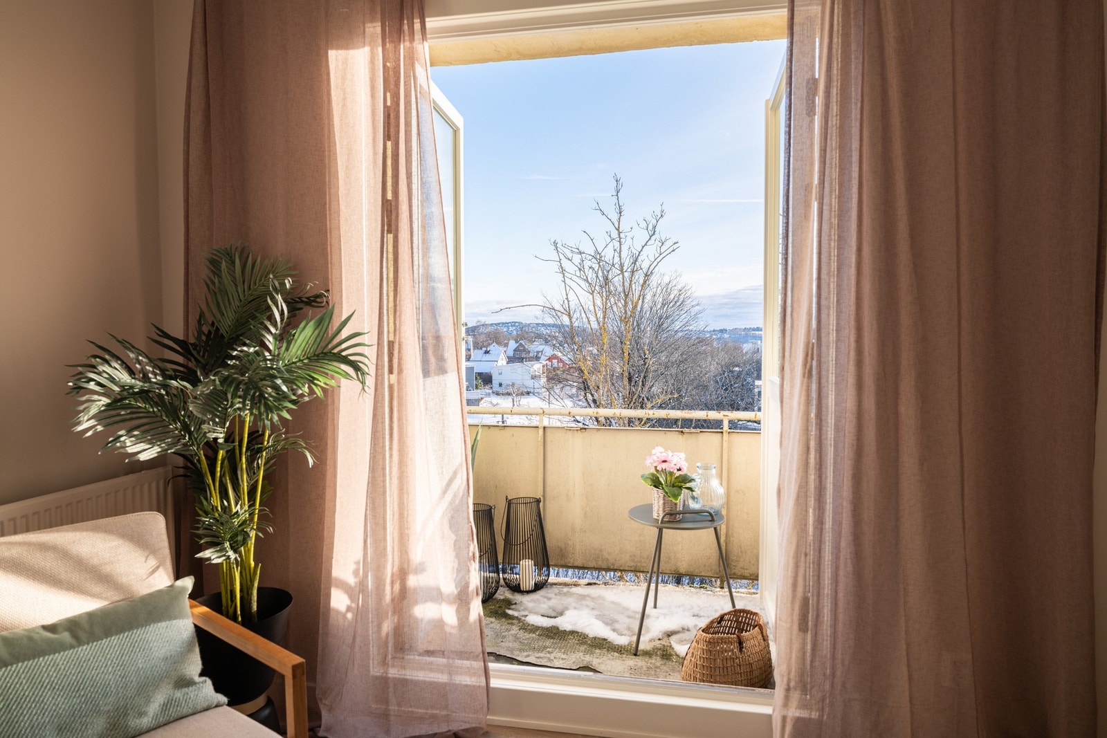 Doble dører leder ut til boligens andre balkong. Galleribilde