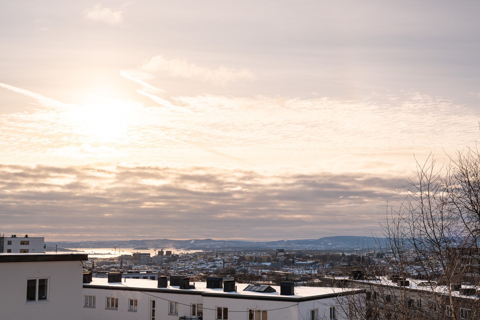 Utsikten fra den vestvendte balkongen er utenom det vanlige, her kan du nyte fantastiske solnedganger med Oslofjorden i horisonten! Galleribilde