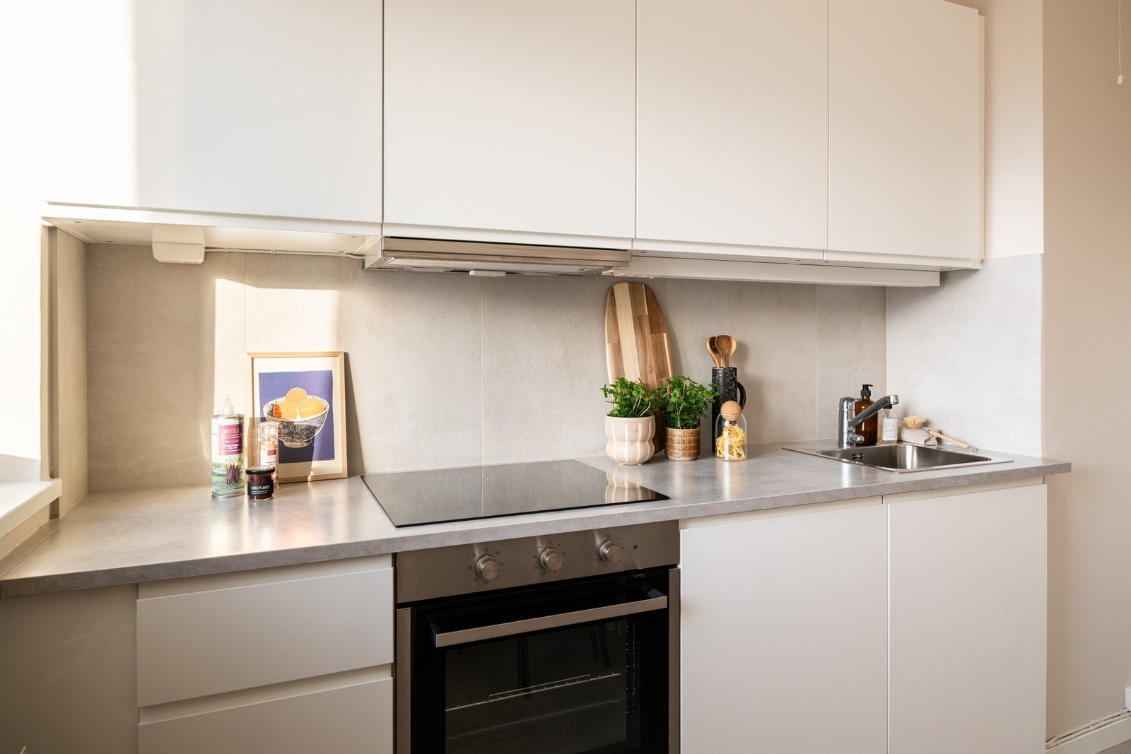 Kjøkkenet har integrert komfyr og oppvaskmaskin. Galleribilde