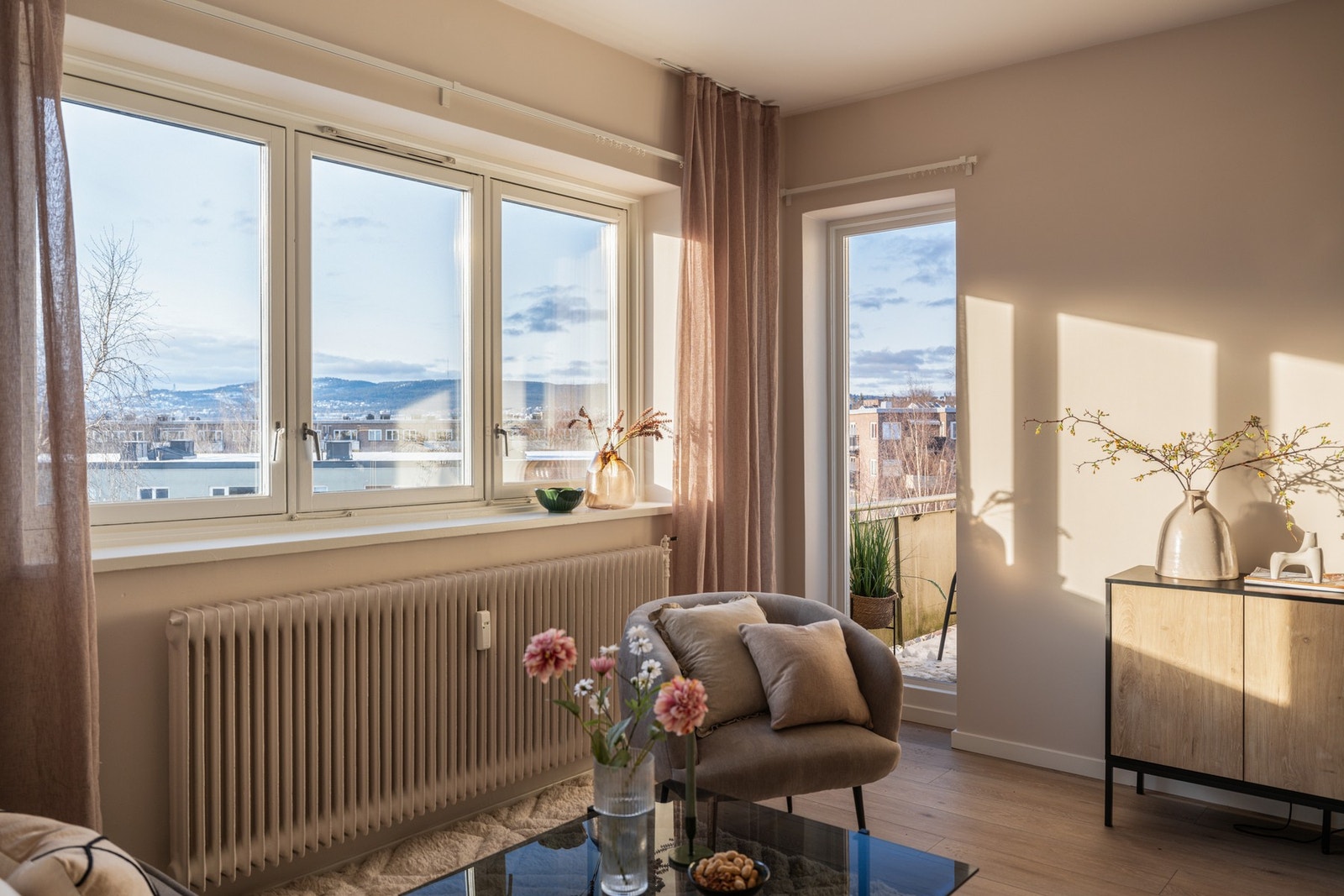 Fra stuen er det utgang til den ene balkongen. Galleribilde