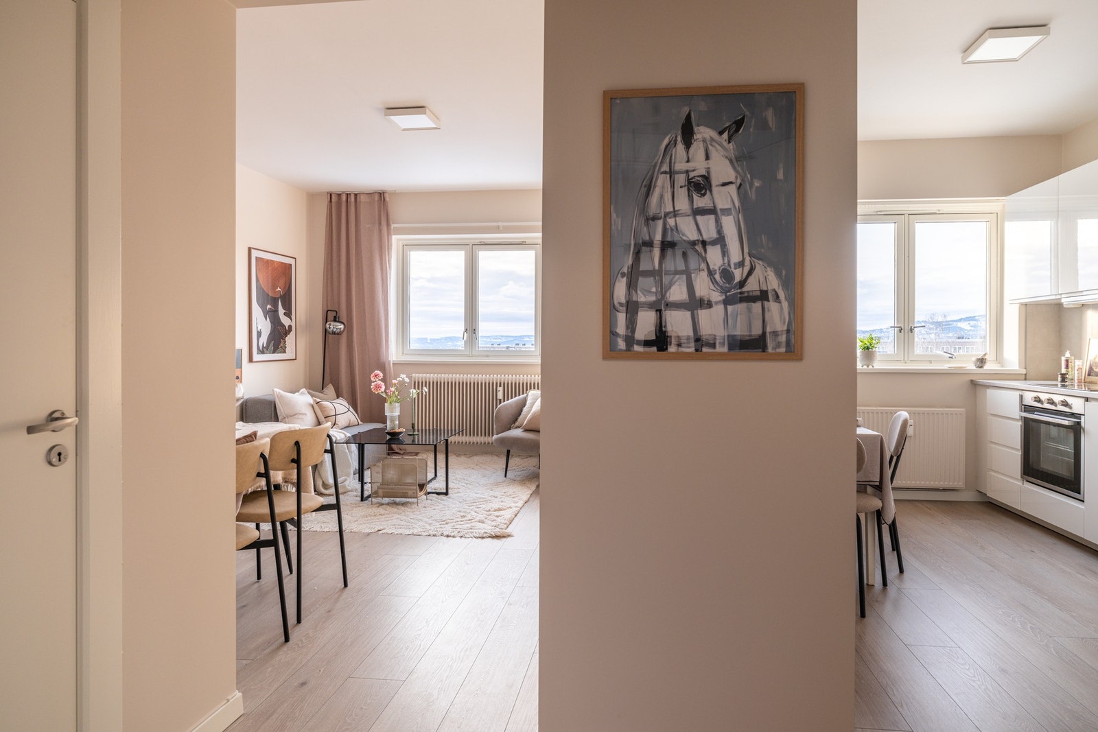 Rommene bindes naturlig sammen i entréen. Galleribilde