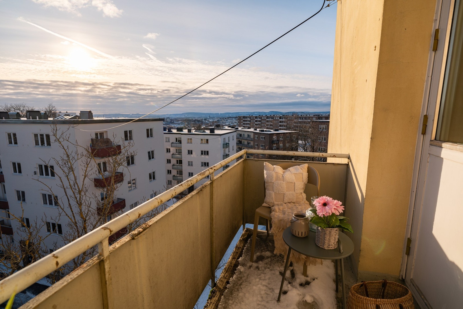 Balkongen er på ca. 3,3 kvm med plass til utemøblement. Galleribilde