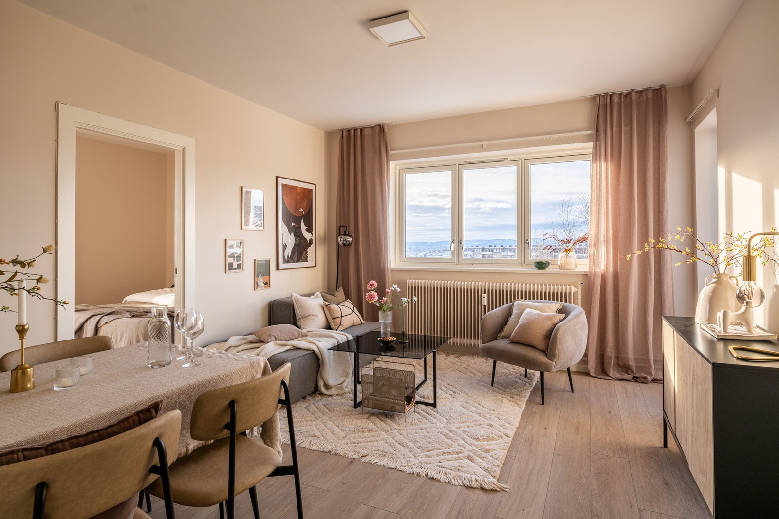 Er du på utkikk etter en stilfull og moderne leilighet med to solrike balkonger? Da bør du se videre!
Foto: Luma Foto AS (Einar Horsberg) Galleribilde