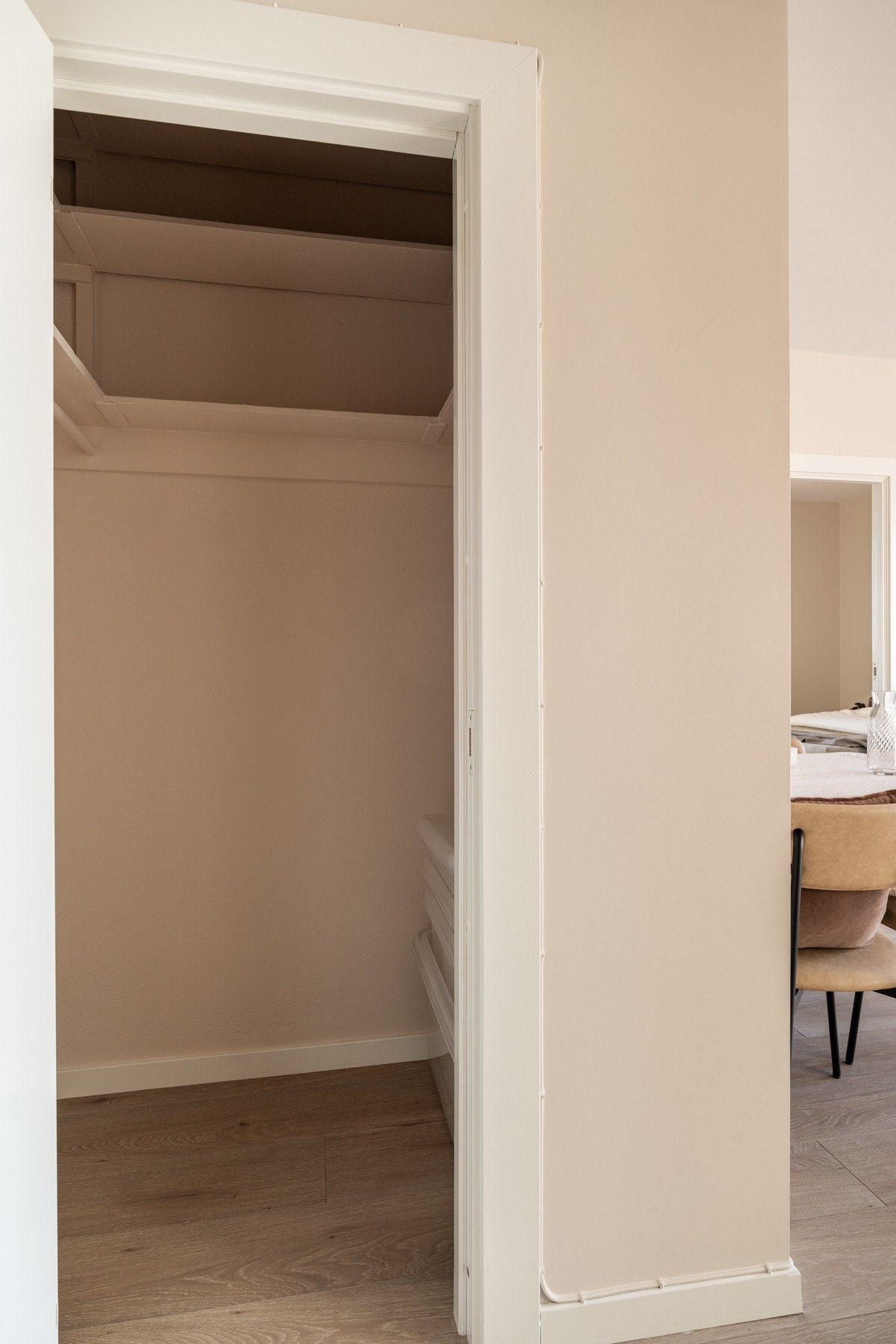 Fra entréen er det inngang til et praktisk kott. Galleribilde