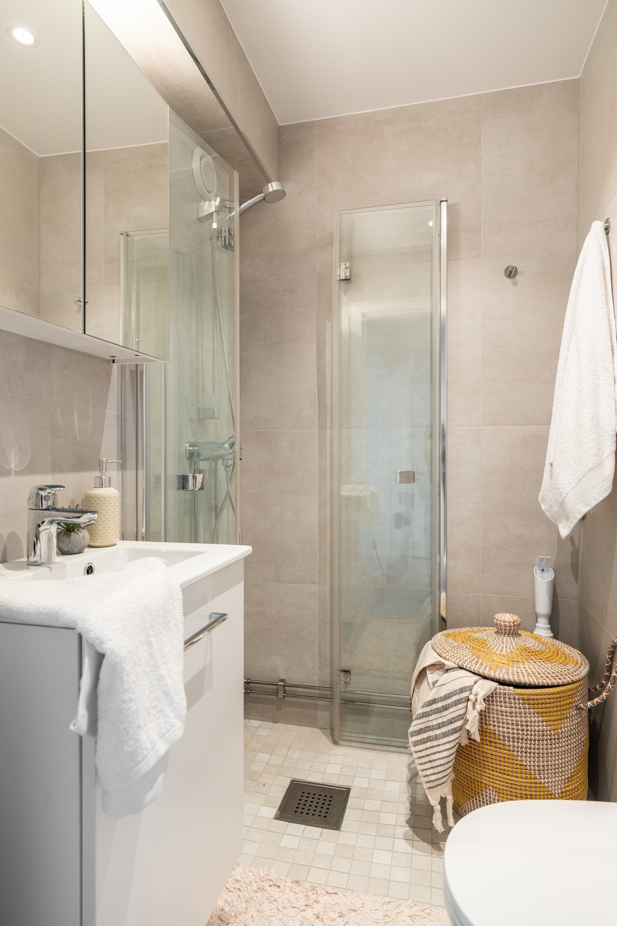 Lekkert, flislagt bad pusset opp i 2023. Galleribilde