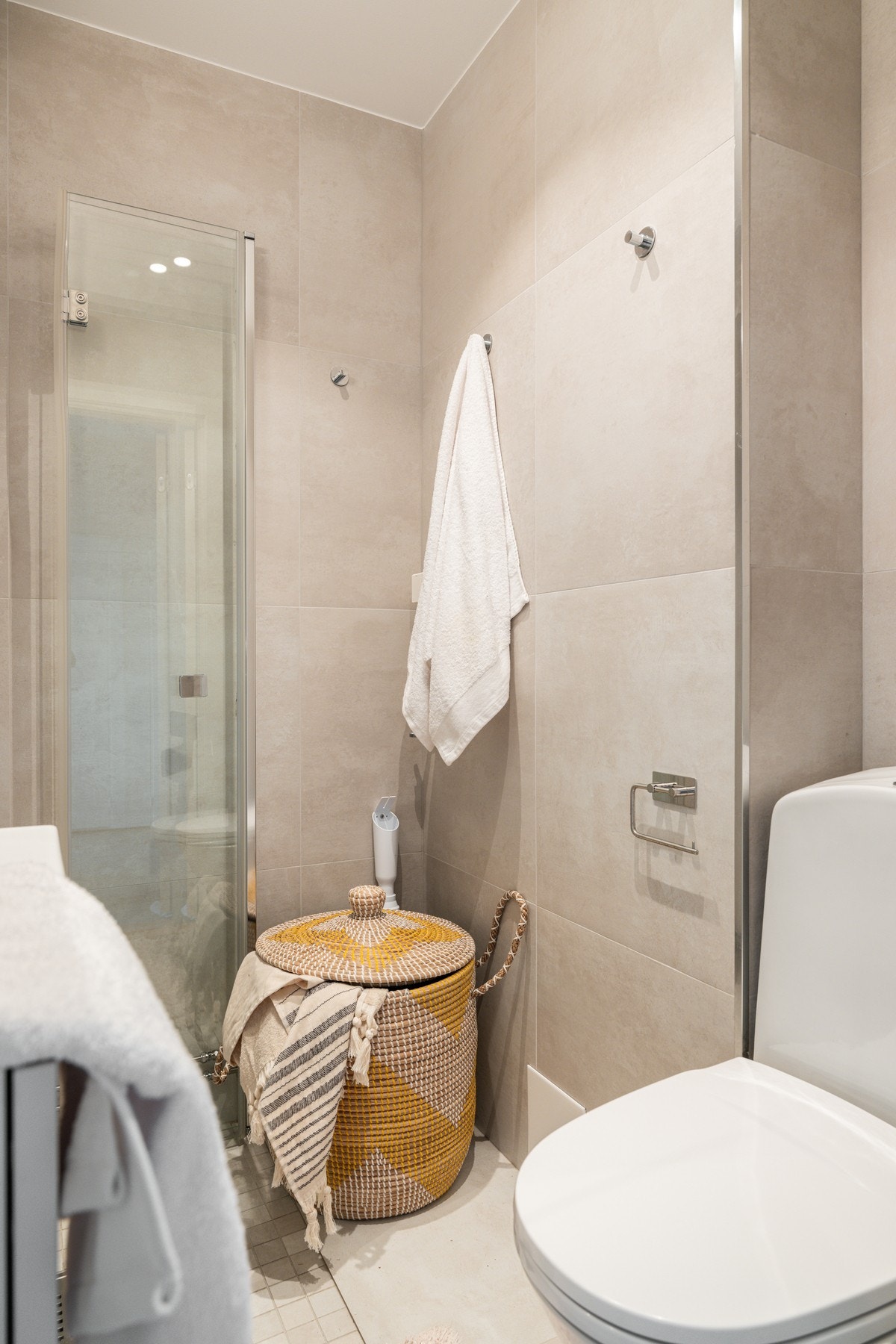 Badet har opplegg for vaskemaskin og varmekabler i gulv. Galleribilde