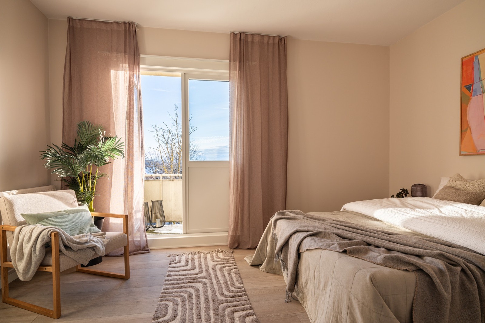 Boligen har et svært romslig og innbydende soverom. Galleribilde