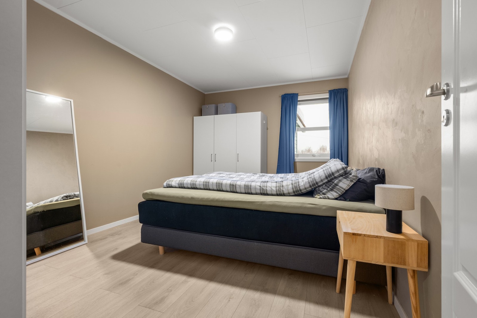 Soverom av god størrelse med plass til dobbeltseng, tilhørende nattbord og ønsket skap- og garderobeløsning Galleribilde