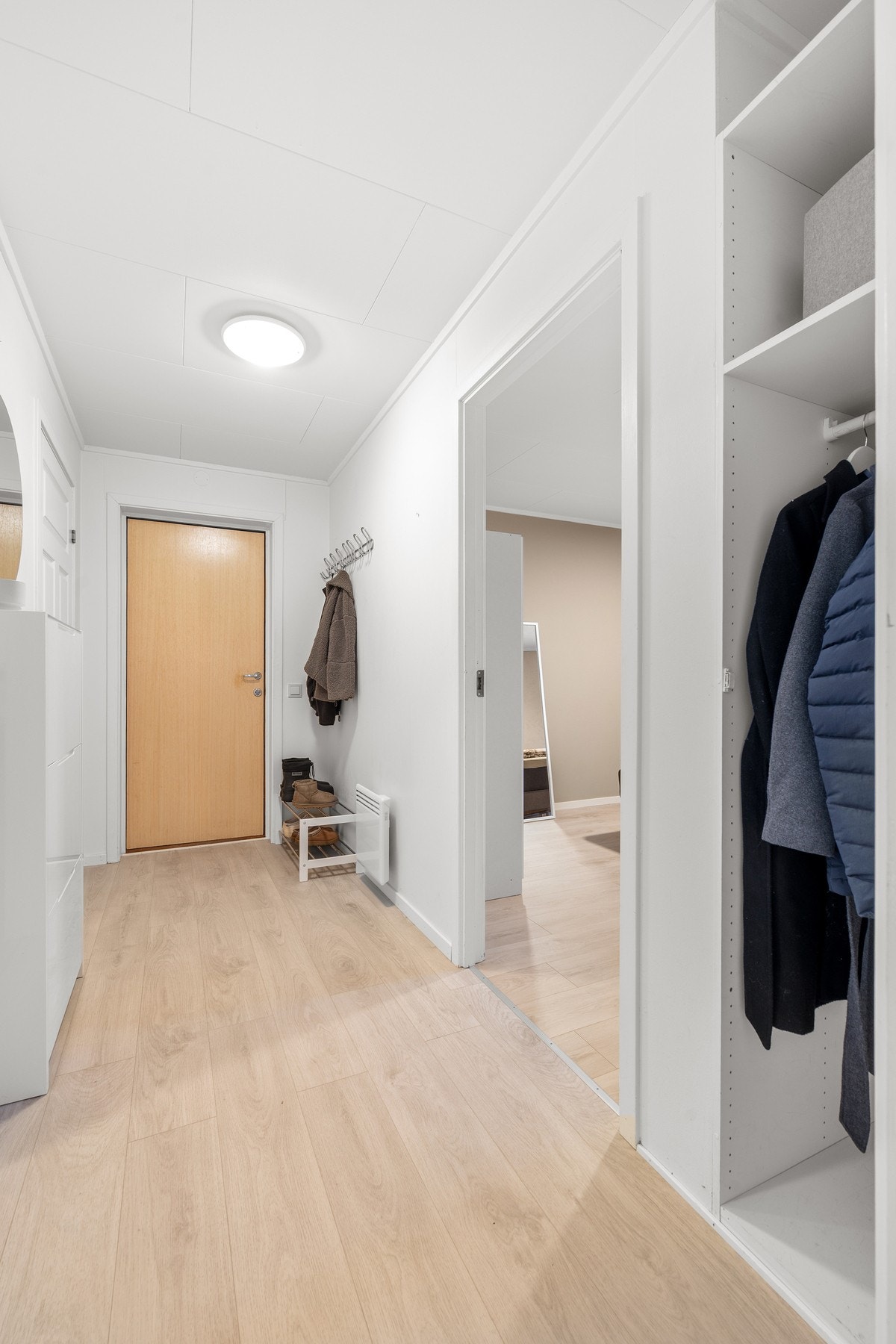 Praktisk garderobeløsning til høyre Galleribilde