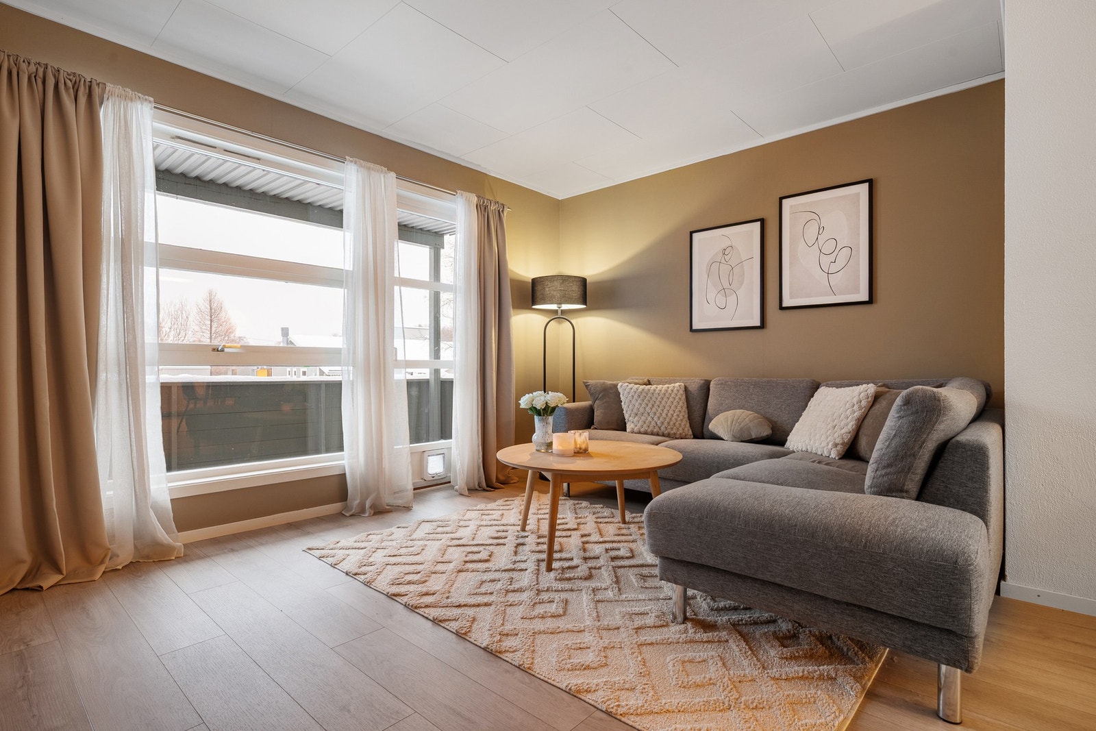 Lys og trivelig leilighet med godt innslipp av dagsslys gjennom store stuevinduer Galleribilde